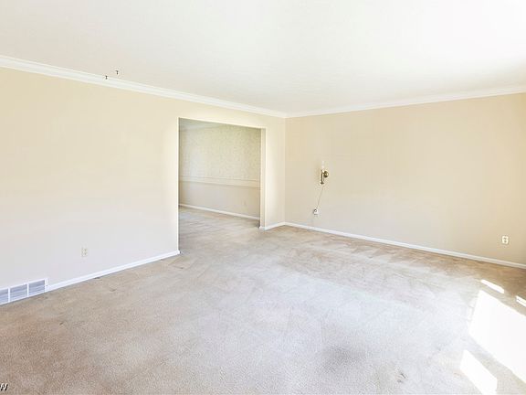 4th image of 574 Crestview Dr