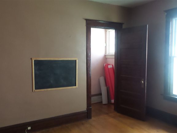 5th image of 612 Center Ave