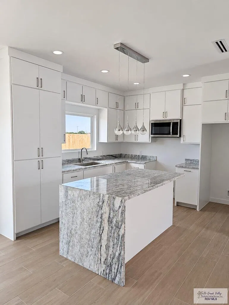 4 bed, 2.0 bath, 1385 sqft, $2,400 — Photo 3