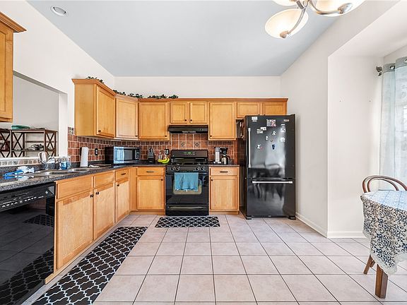 5th image of 110 Woodcrest Dr