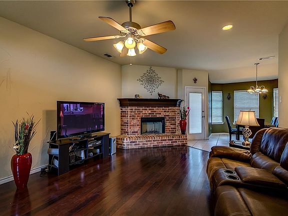 2nd image of 1201 Shadybrook Ln