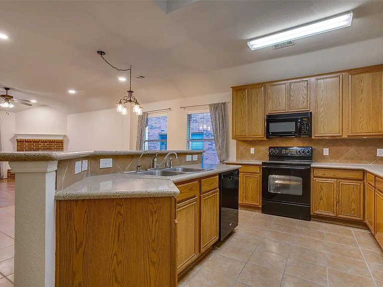 2108 Hayes St — Photo 15