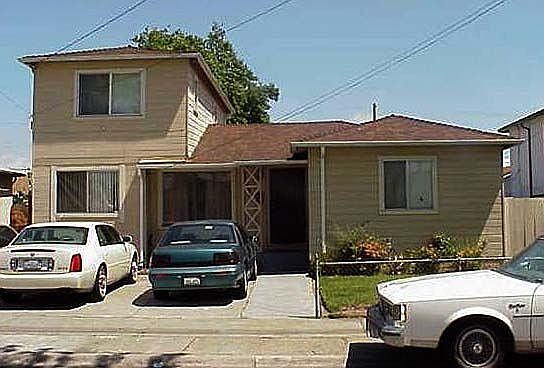 Great curb appeal & plenty of parking!