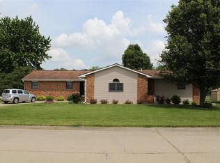 908 Meadowview Dr, Olney, IL 62450