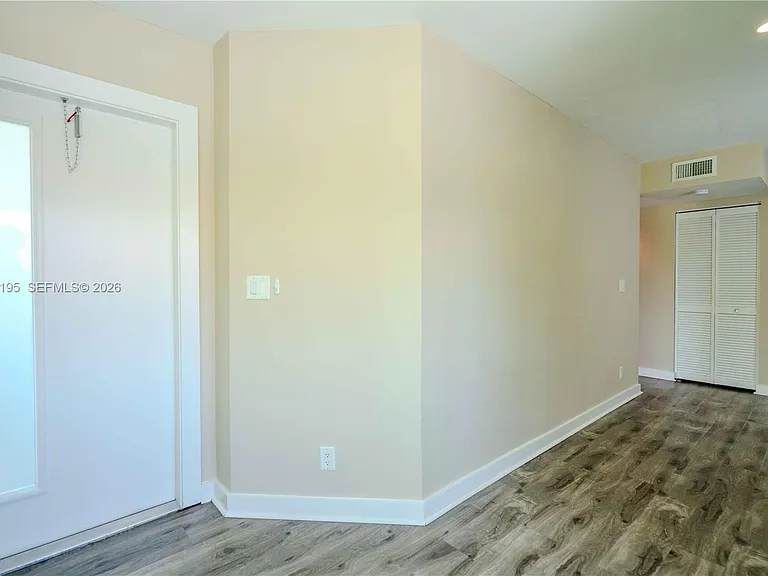 2400 NE 26th St #8 — Photo 3