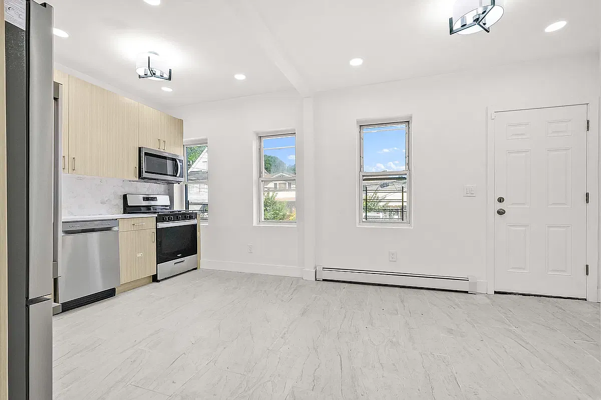 3 bed, 1000 sqft, $3,811 — Photo 3