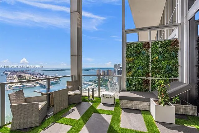 1100 Biscayne Blvd #LPH6105 — Photo 31
