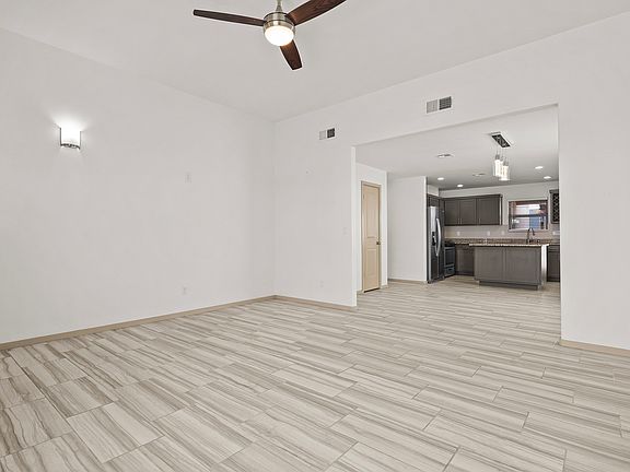 4th image of 13119 Emerald Isle St