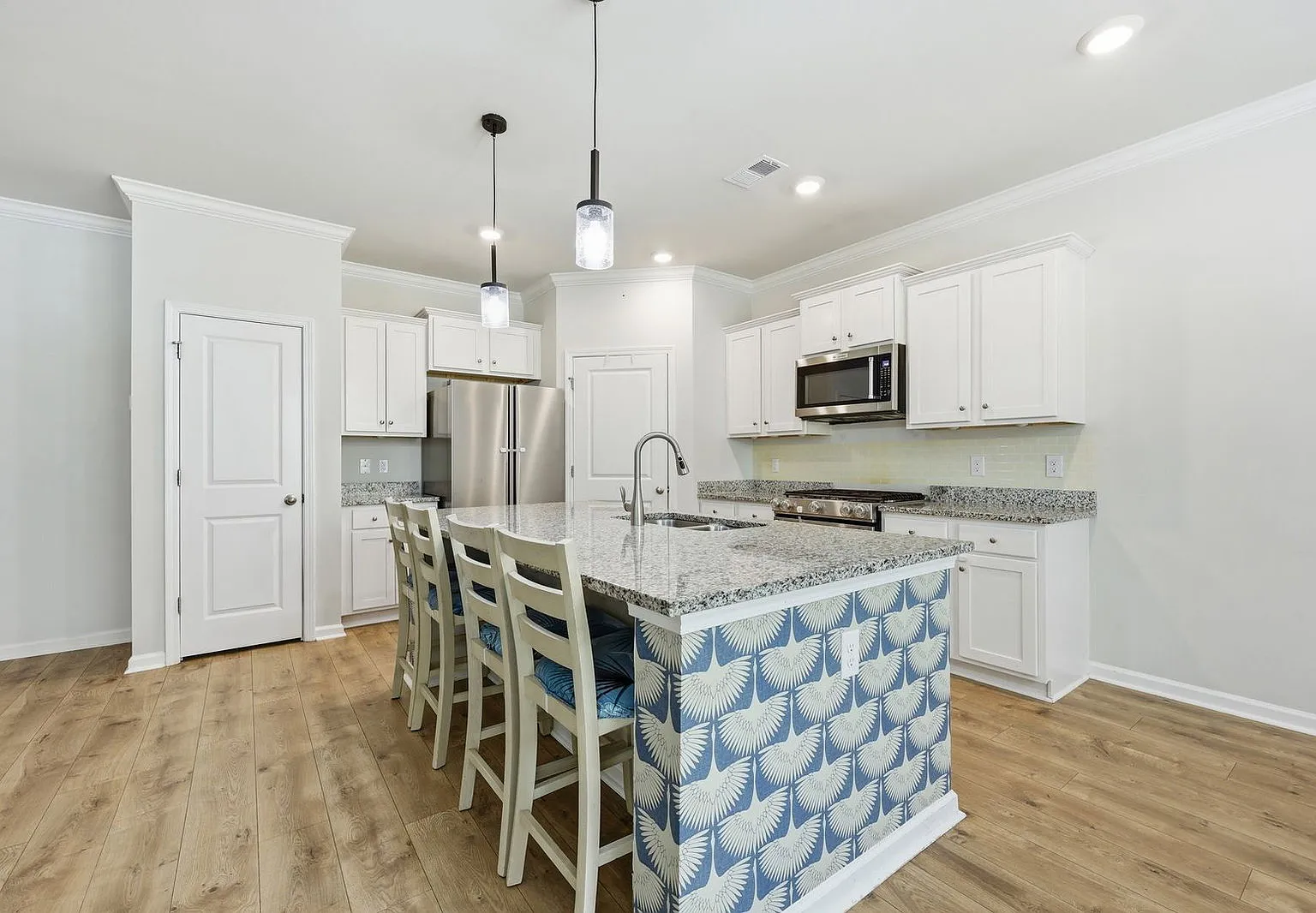 3 bed, 2.5 bath, 1749 sqft, $2,500 — Photo 3