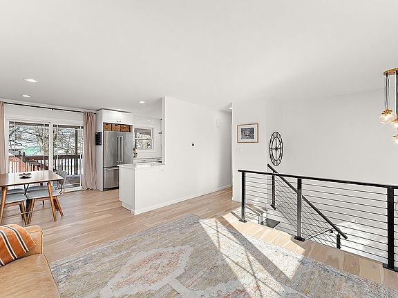5th image of 582 Joan St