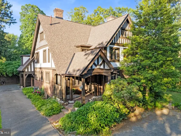 8515 Seminole St, Philadelphia, PA 19118