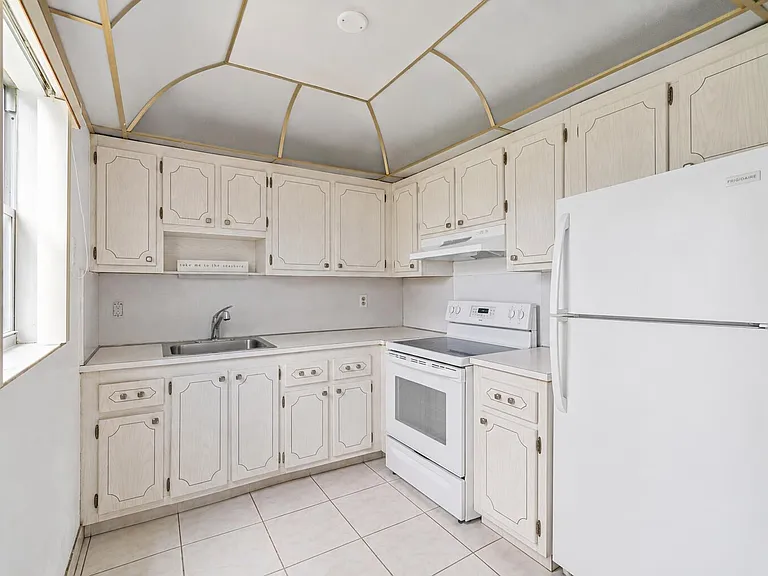 260 Brittany Ave #F — Photo 11