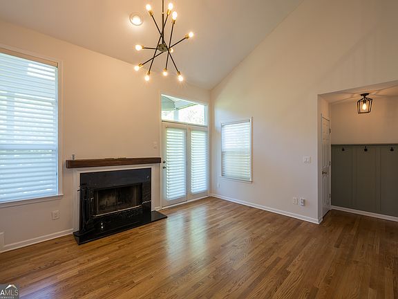 4th image of 521 McGill Park Ave NE