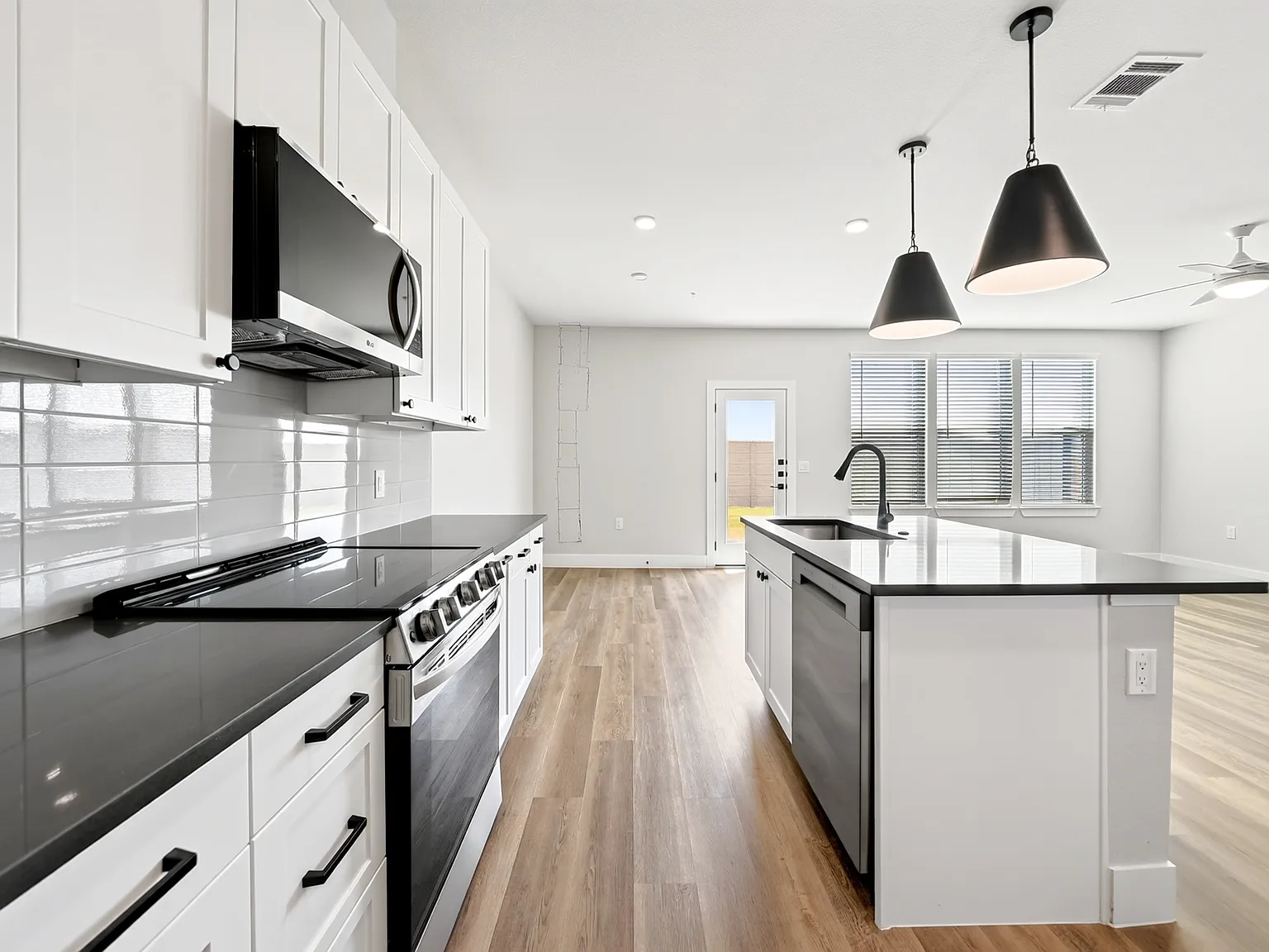 3 bed, 2.5 bath, 1798 sqft, $2,765 — Photo 2