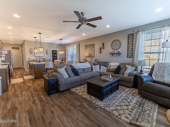 3rd image of 200 Highland Cir
