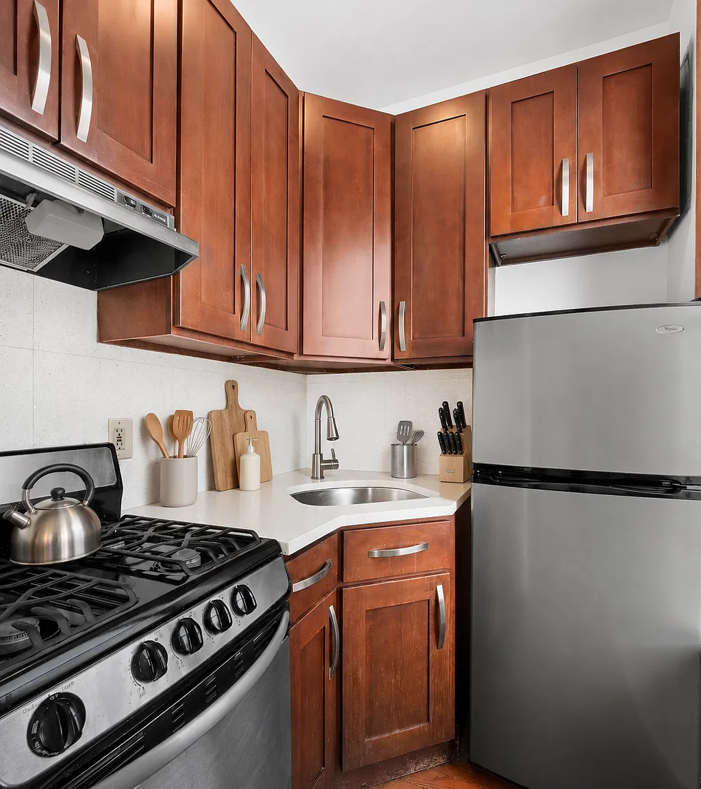 870 Hancock Street — Photo 3