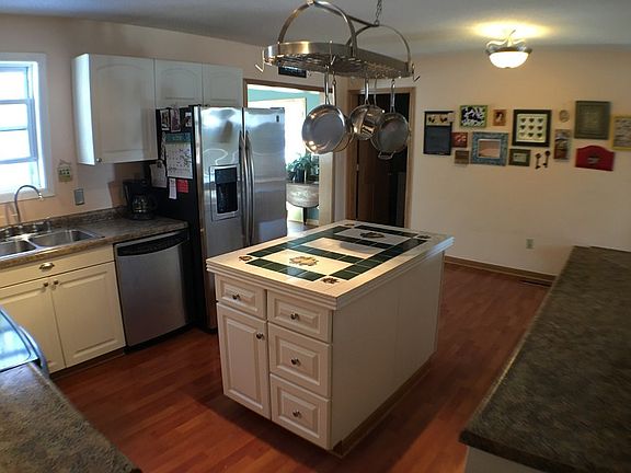 Spacious Kitchen
						:
						Beautiful kitchen with stainless steel appliances.