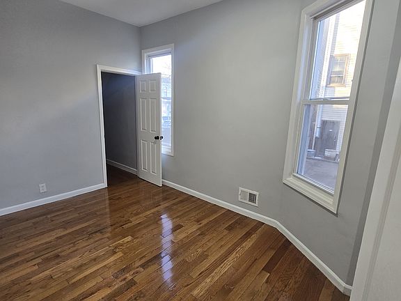 3rd image of 186 S 10th St APT 1