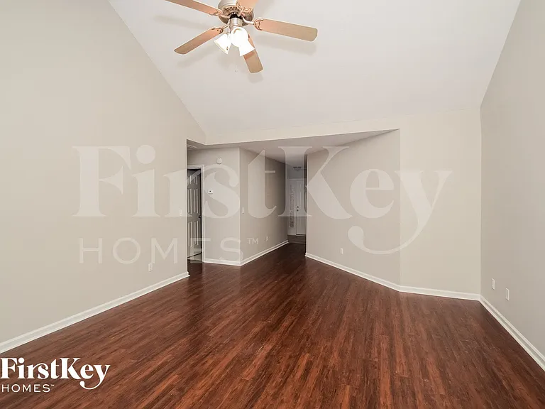 127 Renwick Ln — Photo 3