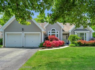 25 Crown Cir, Lakewood, NJ 08701