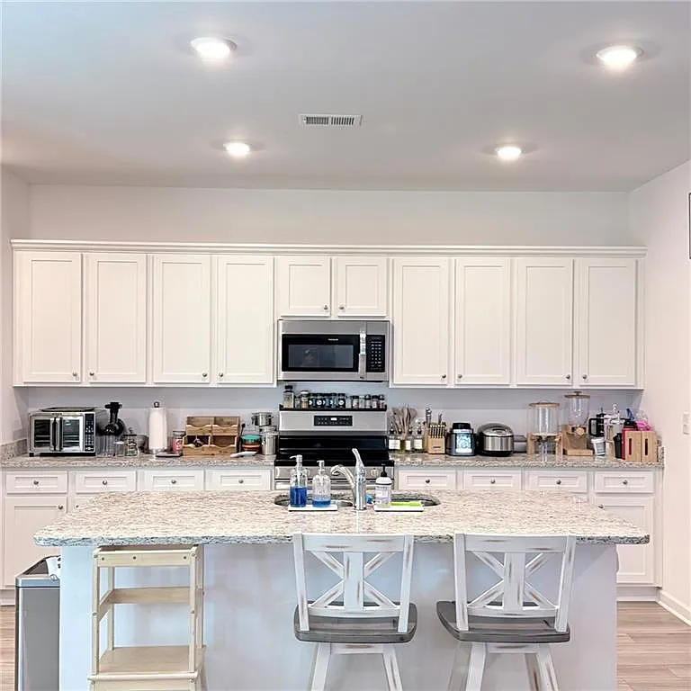 5 bed, 2.5 bath, 2315 sqft, $2,400 — Photo 3
