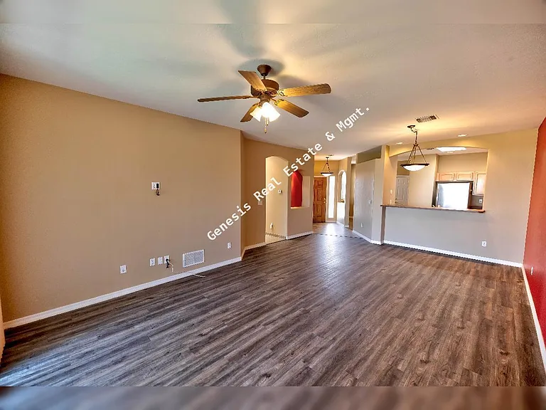 606 W Woodfield Ct — Photo 9