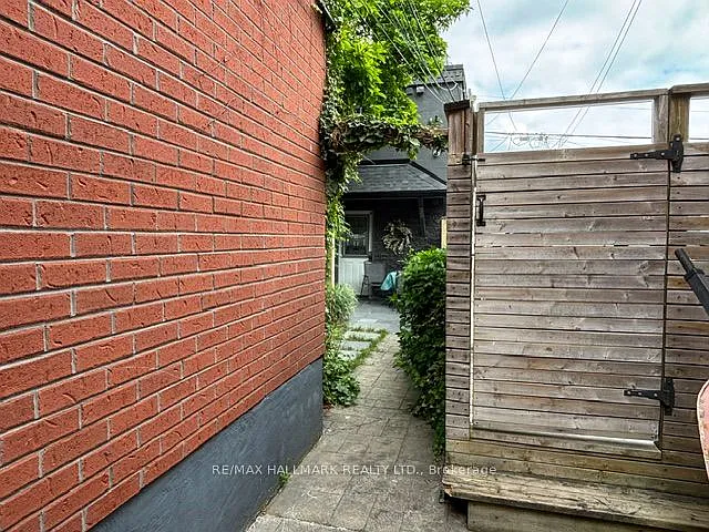33 Salem Ave #UPPER — Photo 18