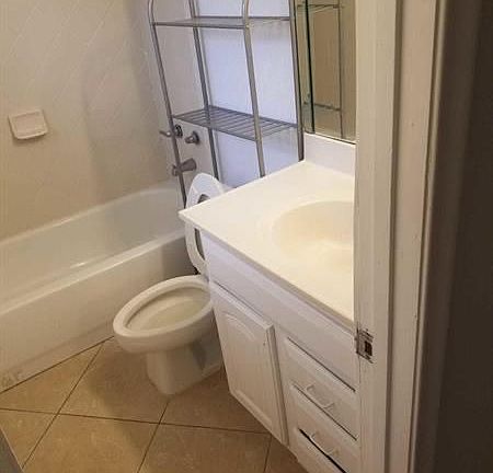 3rd image of 827 NW 1st Ave APT 3