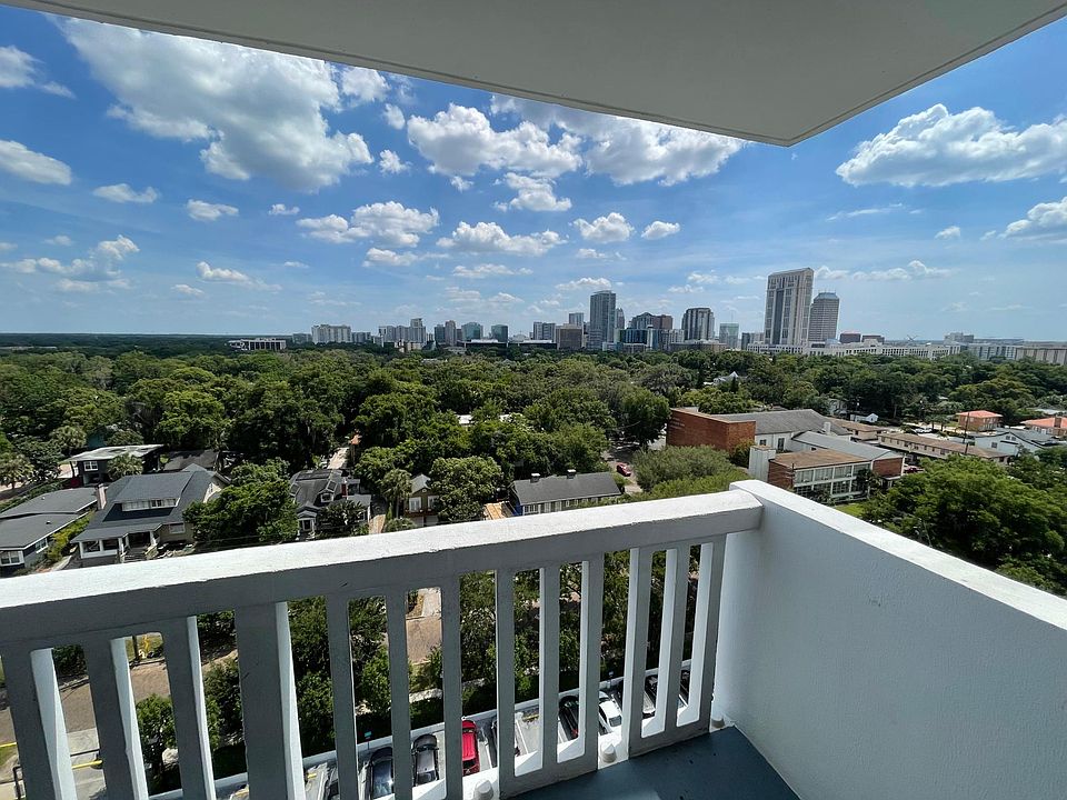 Relax on the balcony and enjoy the beautiful view of Orlando.