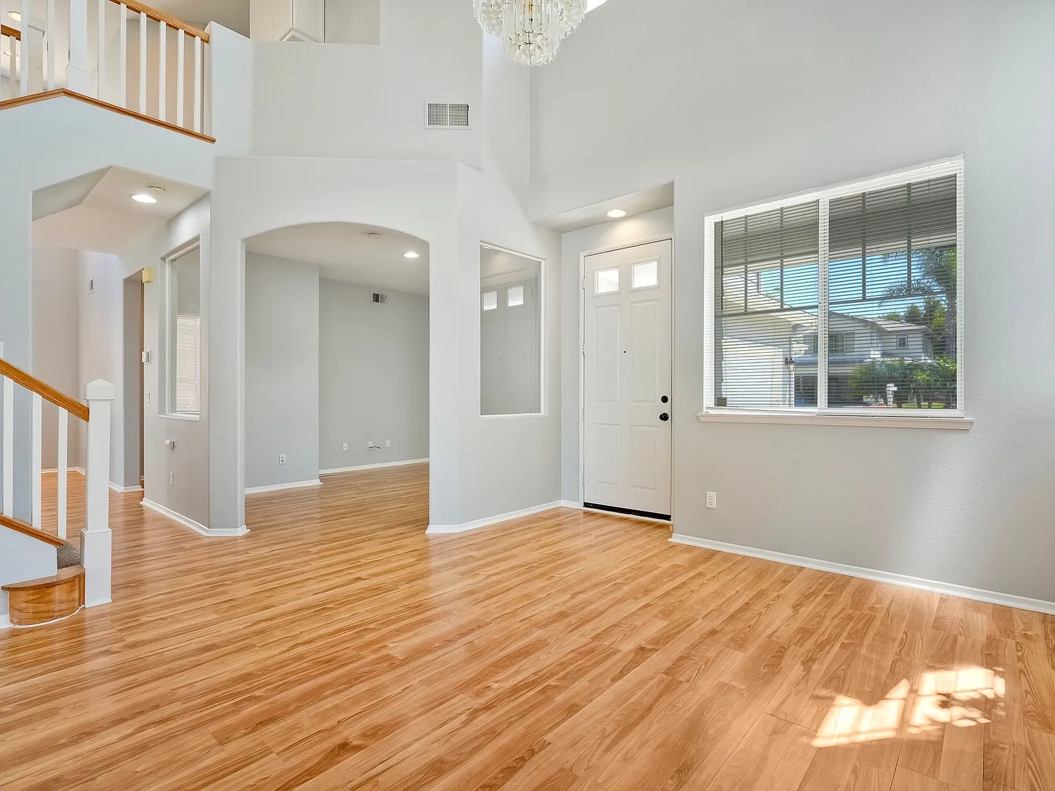 4 bed, 2302 sqft, $6,450 — Photo 4