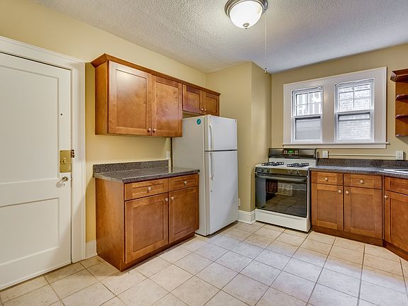 4th image of 11 Quaker Ln N #204