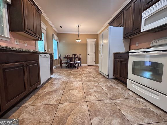 5th image of 217 Guyler St