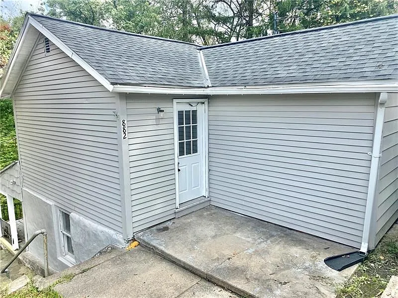 882 Center Rd photo 1