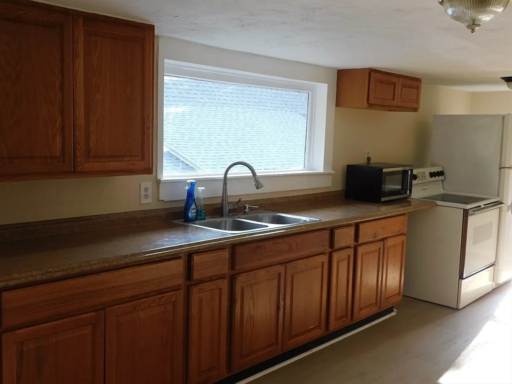 2 bed, 1.0 bath, 672 sqft, $1,800 — Photo 3