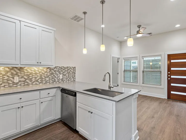 720 Pedernales St #B — Photo 8