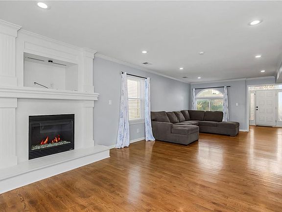 4th image of 83 Beach Dr