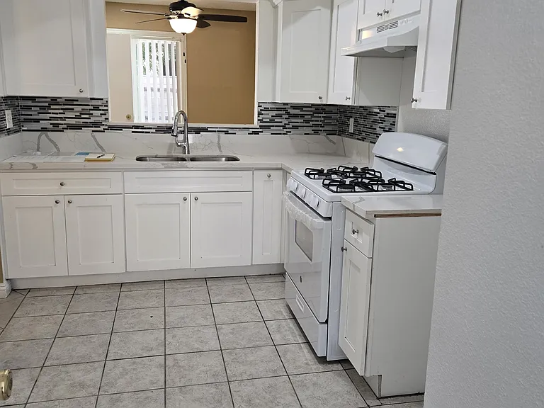 1003 W 9th St #13 — Photo 7