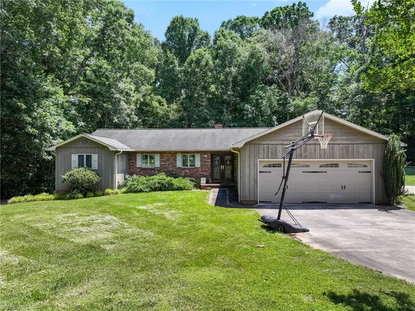 1078 Vienna Forest Dr, Pfafftown, NC 27040