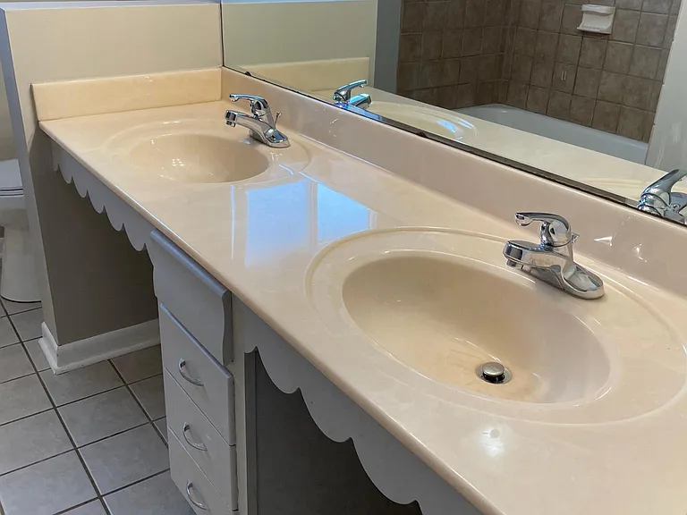 Dual sink in main bath