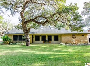 1613 Live Oak Dr, Inez, TX 77968