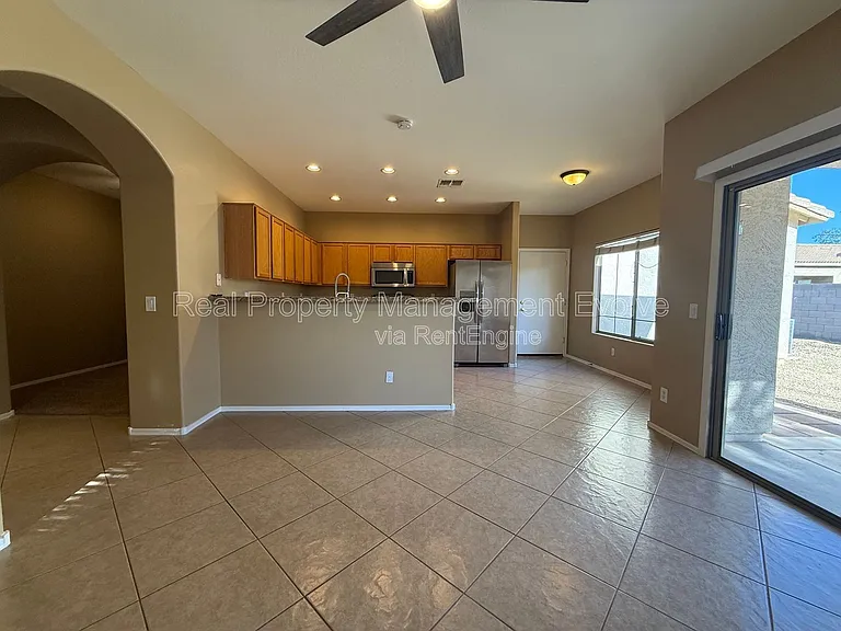 914 E Christine Pl — Photo 10