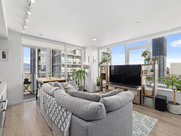 10448 University Dr #1604, Surrey, BC V3T 0S7