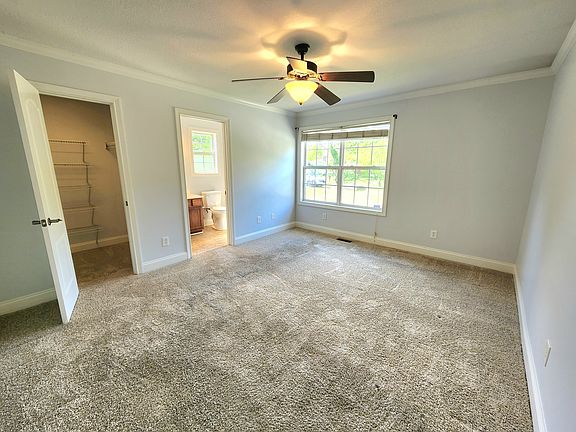 Primary Bedroom w/ Walk-In Closet & En Suite Bathroom