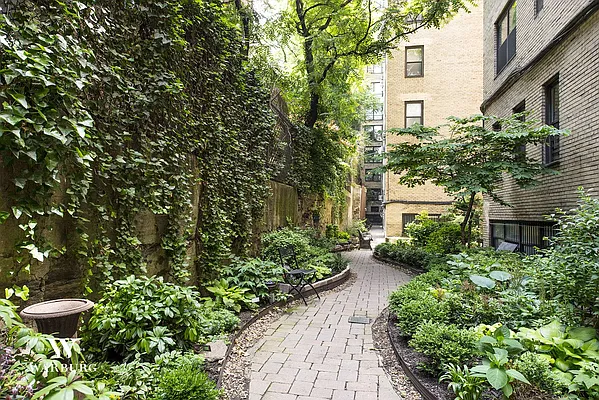 Sold by Warburg | media 9