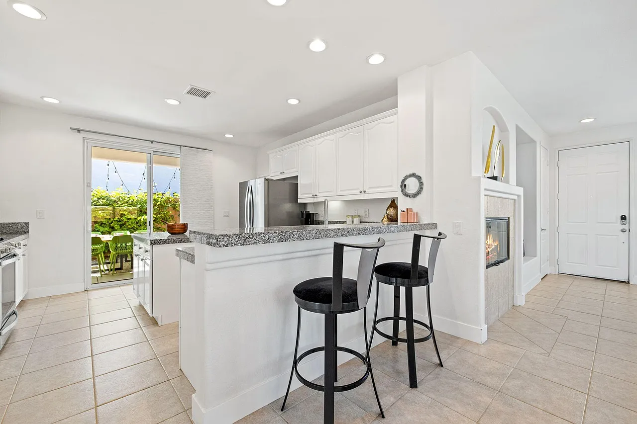 4 bed, 1590 sqft, $4,450 — Photo 4