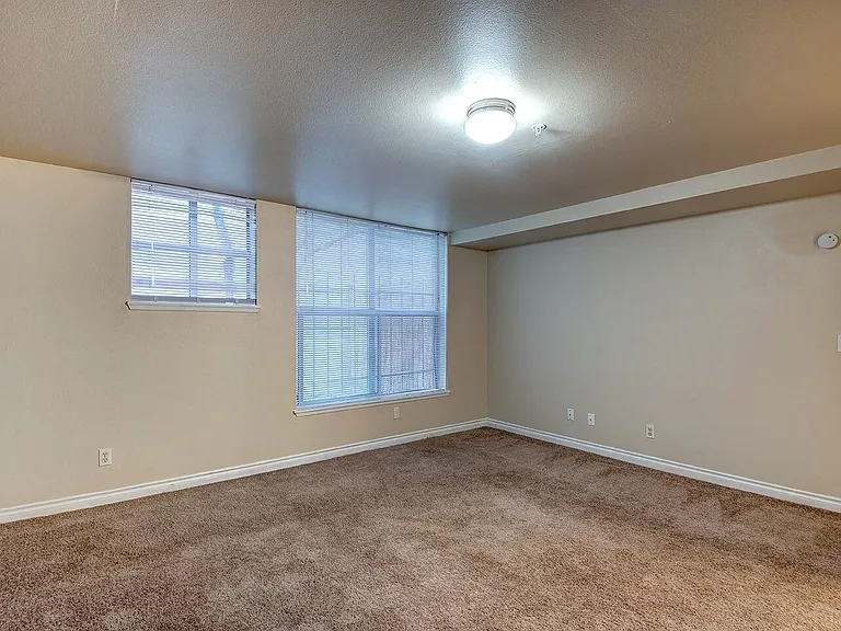 Ellis Court Apartments — Photo 22