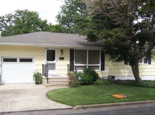 35 Hillcrest Rd, Colonia, NJ 07067