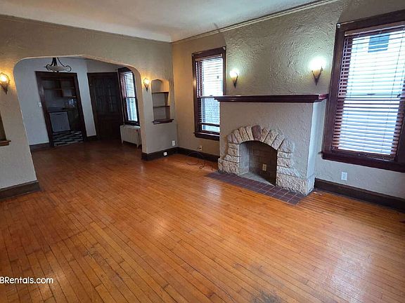 3rd image of 145 W Diamond Lake Rd #1