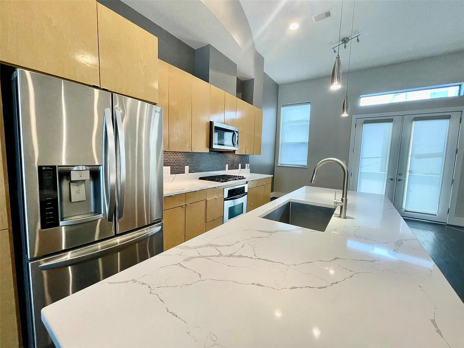 3 bed, 3.0 bath, 2499 sqft, $2,990 — Photo 2