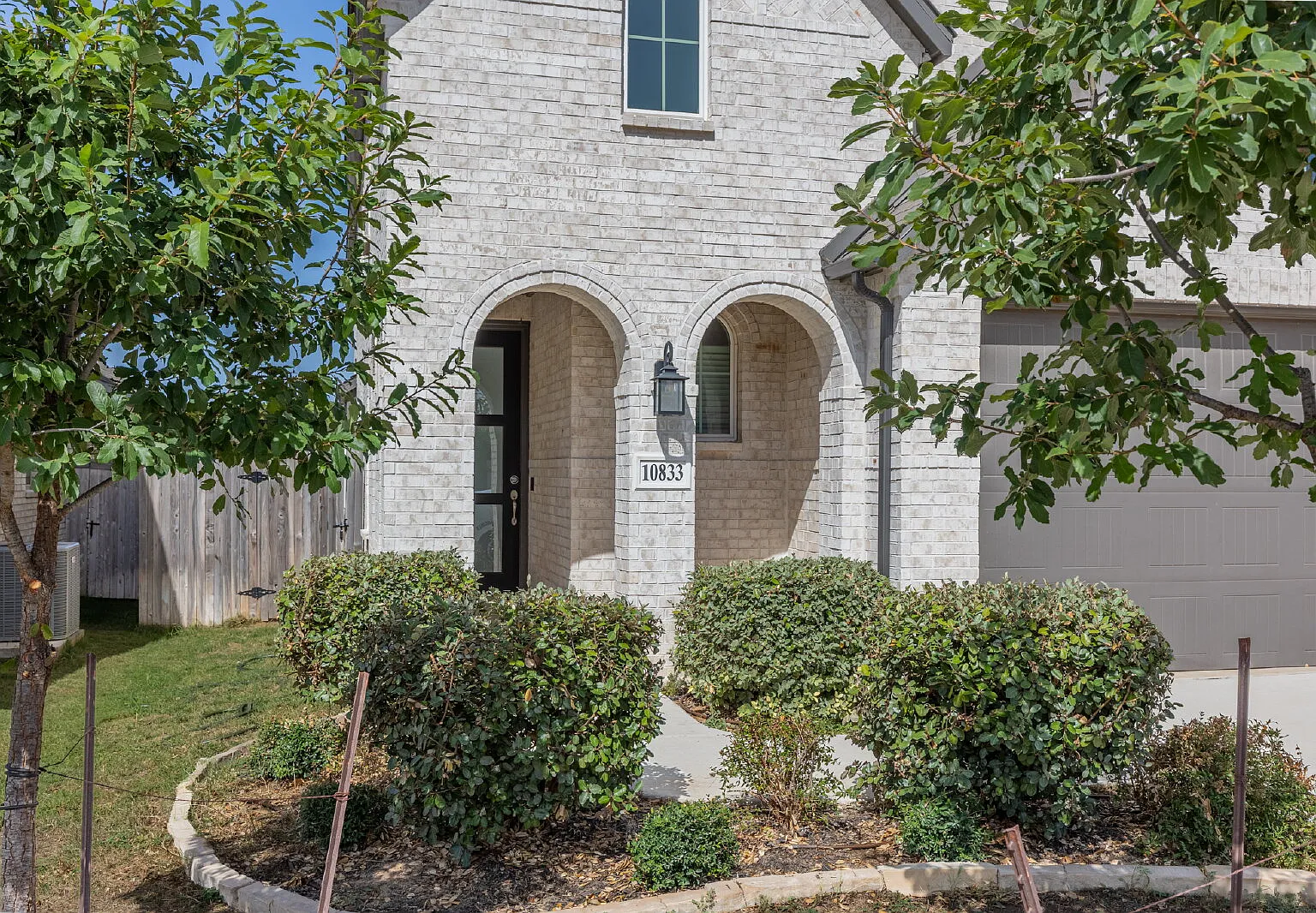 4 bed, 2.5 bath, 2340 sqft, $2,700 — Photo 3